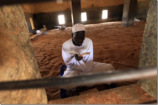 מוסלמי סודני קורא בקוראן ביום שישי הראשון של חודש הרמדאן, בתוך מסגד בכפר קטן ליד חרטום, סודן, ה-13 לאוגוסט , 2010. (צילום: רוייטרס/מוחמד נורדין עבדוללה)